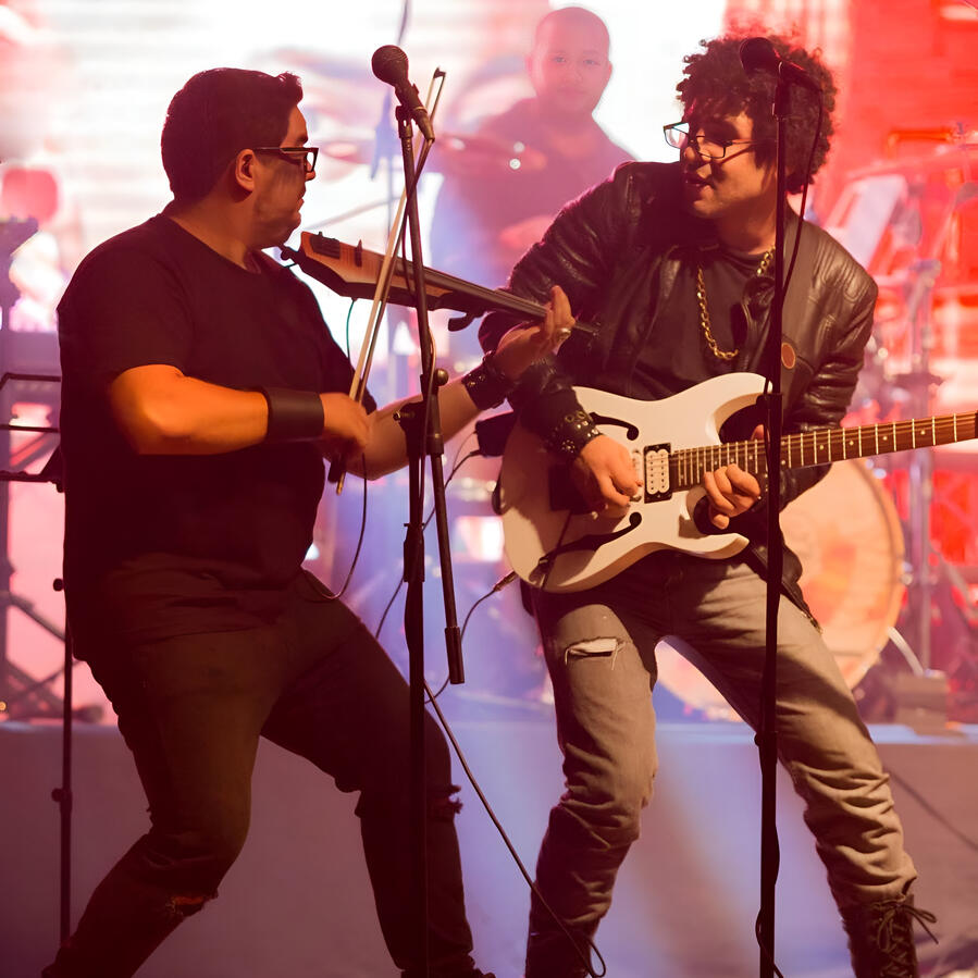 Everton Vidal Azevedo performing with violinist Claudio Arduz during the “101 Años de Rock” concert.