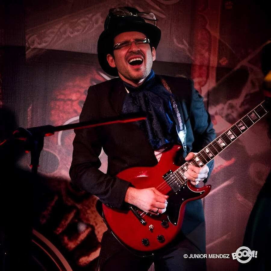 “Máquinas” — Camerata del Oriente Everton Vidal Azevedo performing in the Camerata del Oriente’s “Máquinas” concert.