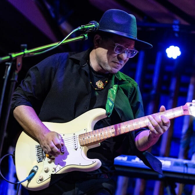 Everton Vidal Azevedo playing electric guitar at Sugarshack Downtown, live concert, photo by Kevin Bires.