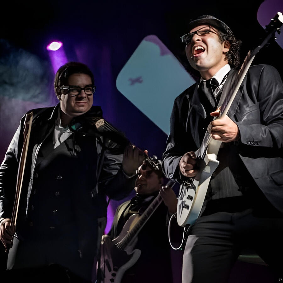 With Claudio Arduz at “Obertura Esperanza" Everton Vidal Azevedo performing with Claudio Arduz in the Camerata del Oriente’s “Obertura Esperanza.”