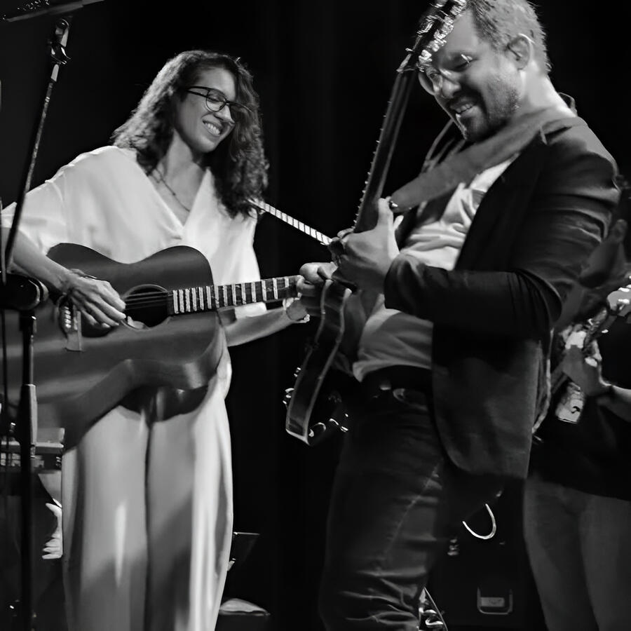 Everton Vidal Azevedo performing with Mila Magal. Photo by Andru.