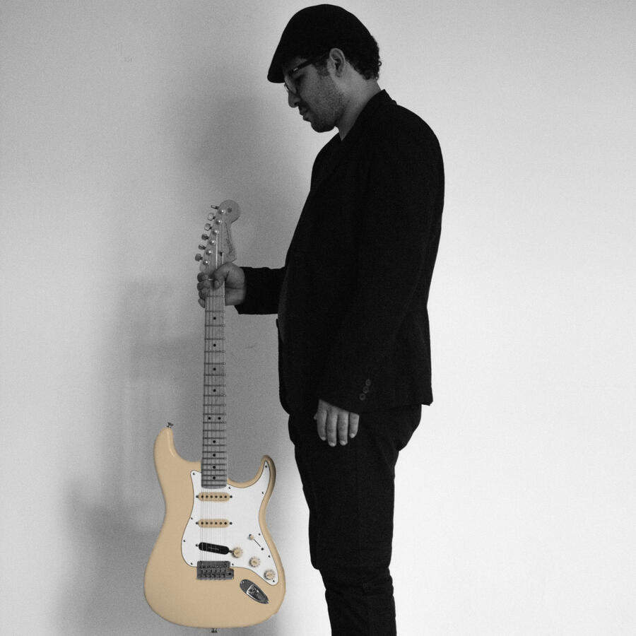 Everton Vidal Azevedo silhouette portrait holding an fender electric guitar, photo by Andru (@andrujpg).