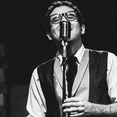 Vocal solo on stage (by Antonio Dávila). Everton Vidal Azevedo singing as a vocal soloist with the Camerata del Oriente, black-and-white close-up. Photo by Antonio Dávila.