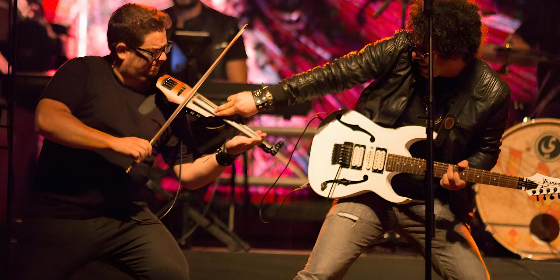 Everton Vidal Azevedo performing live with violinist Claudio Arduz, photographed by Samuel Méndez