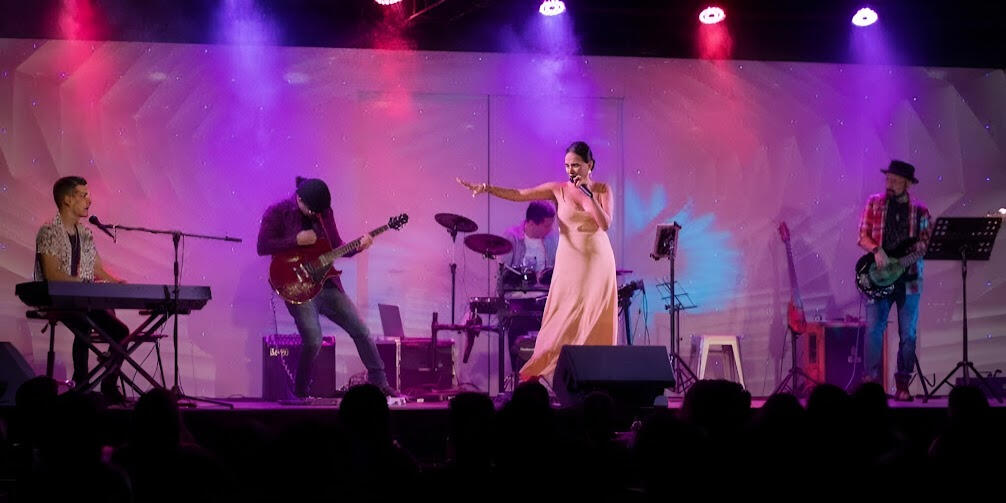 Live with Laura Camacho – Teatro Show de Mier Live performance with Laura Camacho at Teatro Show de Mier, featuring Everton Vidal Azevedo on guitar.