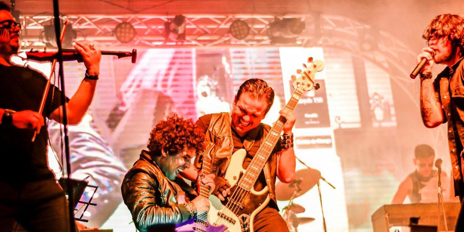 Onstage with Dorian Méndez, Claudio Arduz and Samuel Vargas Everton Vidal Azevedo onstage performing alongside bassist Dorian Méndez and violinist Claudio Arduz during an energetic live show with vivid lighting.