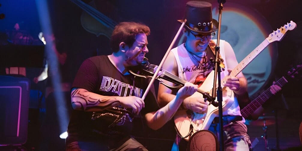 Live performance with Claudio Arduz Everton Vidal Azevedo performing onstage with violinist Claudio Arduz during an energetic Camerata del Oriente show.